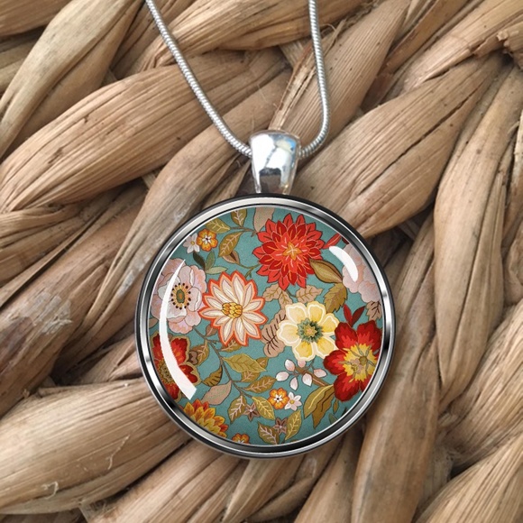 Jewelry - Very Pretty Floral Pendant Necklace, NEW